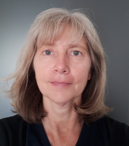 Portrait von Kornelia Freche in einer ruhigen Beratungssituation